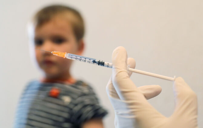 Während der Verhandlung behauptet der Vater, das Masernschutzgesetz sei nicht rechtskräftig.