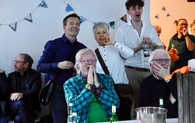 Sie können ihr Glück kaum glauben: Die Grünen bei ihrer Wahlparty in Schorndorf, als die 18-Uhr-Prognose kommt.