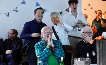 Sie können ihr Glück kaum glauben: Die Grünen bei ihrer Wahlparty in Schorndorf, als die 18-Uhr-Prognose kommt.