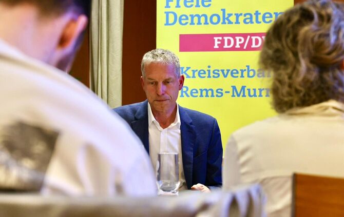 Ihm droht die Aufgabe, die Fraktion "abzuwickeln": Jochen Haußmann nach der ersten Hochrechnung.