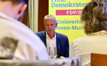 Ihm droht die Aufgabe, die Fraktion "abzuwickeln": Jochen Haußmann nach der ersten Hochrechnung.