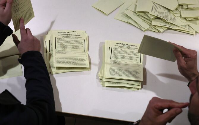 Auszählung der Stimmen in Urbach: Marcel Schindler hat die Urbacher Bürgermeisterwahl deutlich gewonnen.