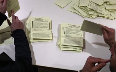 Auszählung der Stimmen in Urbach: Marcel Schindler hat die Urbacher Bürgermeisterwahl deutlich gewonnen.