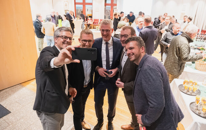 Selfie mit dem Star des Abends. Von links: Michael Clauss (BM Kaisersbach), Thomas Bernlöhr (BM Welzheim), Steffen Jäger (Präsid