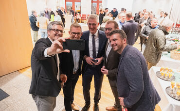 Selfie mit dem Star des Abends. Von links: Michael Clauss (BM Kaisersbach), Thomas Bernlöhr (BM Welzheim), Steffen Jäger (Präsid