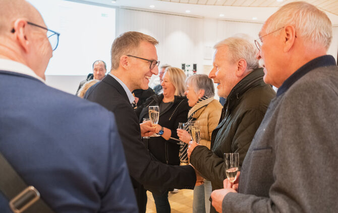 Thomas Bernlöhr (zweiter von links) als strahlender Sieger am Wahlabend.