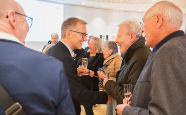 Thomas Bernlöhr (zweiter von links) als strahlender Sieger am Wahlabend.