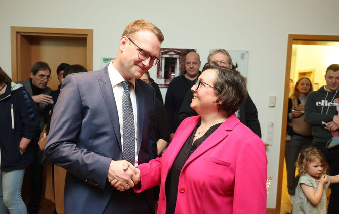 Wechsel an der Rathausspitze: Martina Fehrlen ist abgewählt, Marcel Schindler wird neuer Bürgermeister von Urbach.