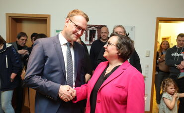 Wechsel an der Rathausspitze: Martina Fehrlen ist abgewählt, Marcel Schindler wird neuer Bürgermeister von Urbach.