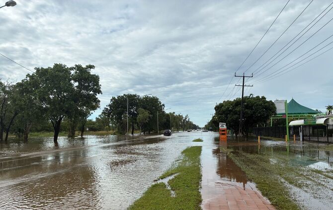 Die Behörden warnten die Menschen davor, sich in die Fluten zu begeben - denn dort lauern Krokodile.