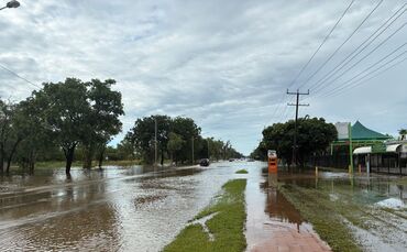 Die Behörden warnten die Menschen davor, sich in die Fluten zu begeben - denn dort lauern Krokodile.