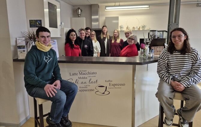 Die Beteiligten freuen sich über die Bäckertüten-Aktion.