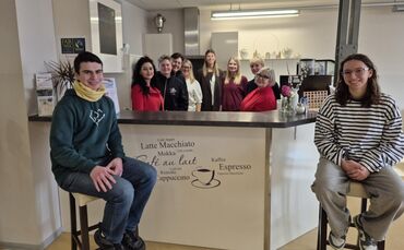 Die Beteiligten freuen sich über die Bäckertüten-Aktion.