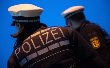 Die Polizei erließ einen Platzverweis gegen den Mann, doch er kehrte trotzdem zurück und griff die Frau an. (Symbolbild)