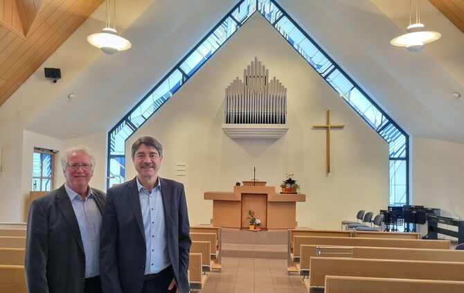 Wolfgang Simmerling, der ehemalige Remshaldener Gemeindevorsteher, (l.) und Arno Rube (r.), Vorsteher der nun zusammengelegten U