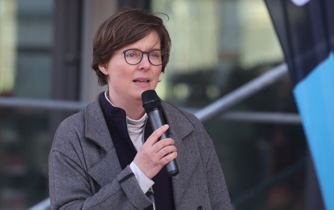 Dorothea Kiesel von der Dürr Liegenschaften GmbH & Co. KG beim Richtfest auf der Baustelle in Endersbach.