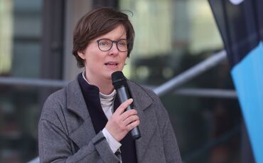 Dorothea Kiesel von der Dürr Liegenschaften GmbH & Co. KG beim Richtfest auf der Baustelle in Endersbach.
