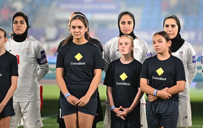Iran-Krieg - Irans Fußballerinnen schweigen bei Nationalhymne