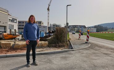 Philipp Klöpfer an der neuen Zufahrt aufs Gelände des Tiefbauunternehmens in Birkmannsweiler. Die tonnenschweren Lkw fädeln künf