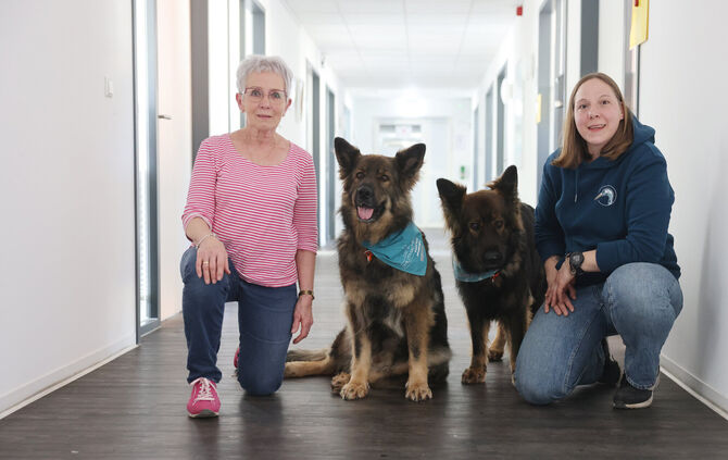 Doppeltes Mutter-Tochter-Gespann: Daniela und Jessica Nagl mit den Schäferhündinnen Daika und Viva sind zwei der insgesamt acht