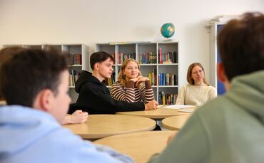 Neldin (links) liest vor dem Einschlafen lieber Bücher, Melina (Mitte) fühlt sich von den Schönheitsidealen auf Social Media unt