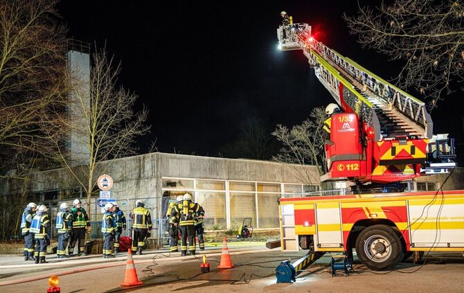 Feuerwehreinsatz im leerstehenden Hallenbad "Cabrio" in Weinstadt-Endersbach am Montagabend (9.3.).