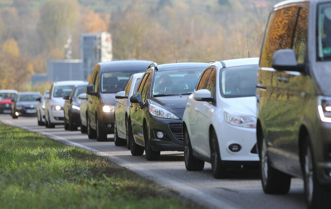 Ein Unfall verschärft die Verkehrssituation auf der B29 am Dienstagmorgen (10.3.) (Symbolfoto).