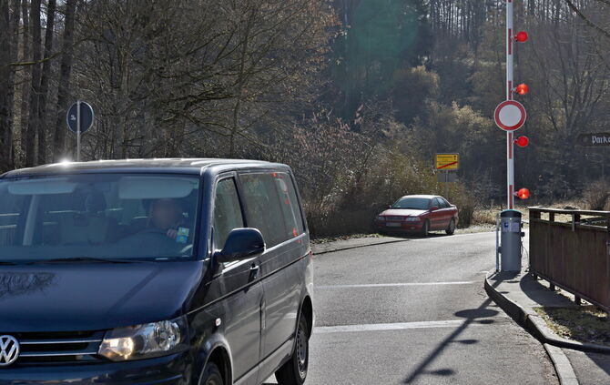 Blick auf die Schranke an der Kreisstraße zwischen Weinstadt-Baach und Baltmannsweiler. Wegen der Kröten-Wanderung wird die Stra