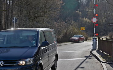 Blick auf die Schranke an der Kreisstraße zwischen Weinstadt-Baach und Baltmannsweiler. Wegen der Kröten-Wanderung wird die Stra