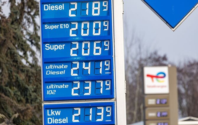 Am Montag kostete Super E10 im Tagesdurchschnitt mehr als 2 Euro. (Foto Archiv)