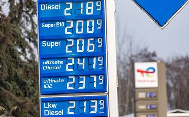 Am Montag kostete Super E10 im Tagesdurchschnitt mehr als 2 Euro. (Foto Archiv)