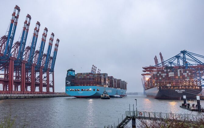 Containerschiff im Hamburger Hafen