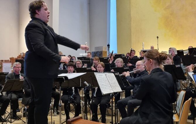 Dominik Wagner beim Dirigieren seines Auswahlorchesters Filder Wind Symphony in Winnenden.