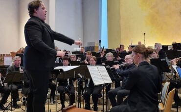 Dominik Wagner beim Dirigieren seines Auswahlorchesters Filder Wind Symphony in Winnenden.