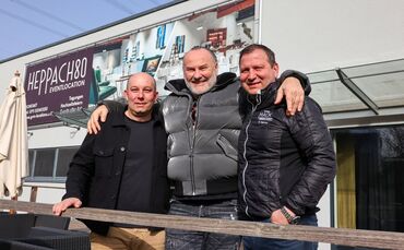 Freuen sich auf die Feier: Kiwanis-Vorstand Zoltán Bagaméry (Mitte) mit Remstalmarkt-Mack-Chef Rocco Capurso (re.) und Ilux-Chef