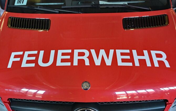 Einsatzkräfte der Feuerwehr kümmerten sich um die ausgelaufene Gülle. (Symbolbild)