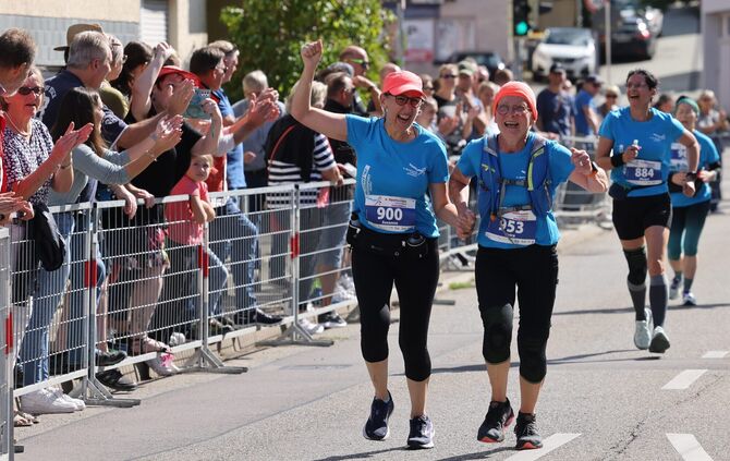 So sehen Siegerinnen aus: Lauf-geht's-Teilnehmerinnen im Glück nach dem Halbmarathon.