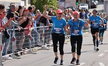 So sehen Siegerinnen aus: Lauf-geht's-Teilnehmerinnen im Glück nach dem Halbmarathon.