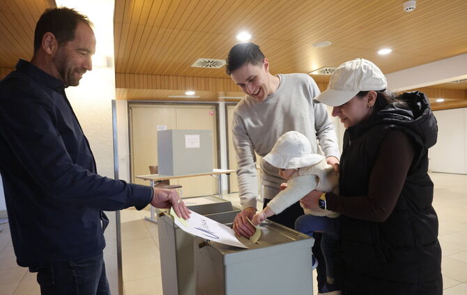 Bei der Bürgermeisterwahl in Urbach konnten die Wähler zwischen Martina Fehrlen und Marcel Schindler wählen - oder einen ganz an