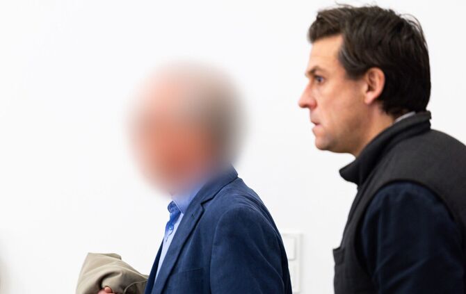 Der angeklagte Ex-Parlamentarier (l) bestreitet vor Gericht den Vorwurf des Kindesmissbrauchs.