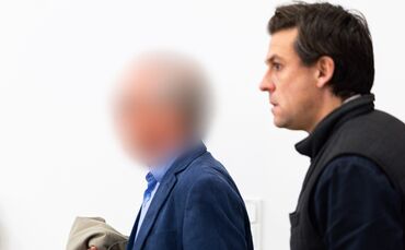 Der angeklagte Ex-Parlamentarier (l) bestreitet vor Gericht den Vorwurf des Kindesmissbrauchs.
