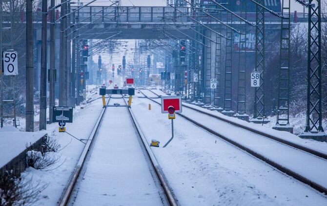 Wochenlanger Frost führte im Januar und Februar zu Verzögerungen bei der Sanierung der Bahnstrecke Hamburg-Berlin. (Archivbild)