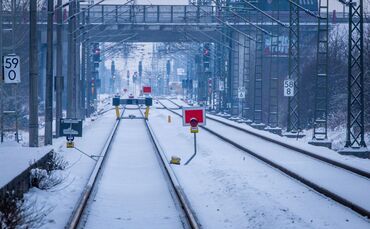 Wochenlanger Frost führte im Januar und Februar zu Verzögerungen bei der Sanierung der Bahnstrecke Hamburg-Berlin. (Archivbild)