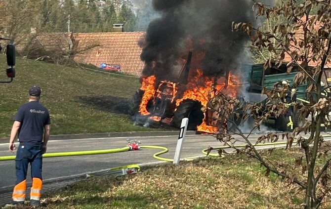 Ein Traktor in Vollbrand bei Kapf.