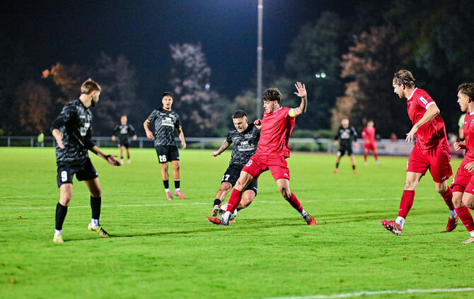 Der FSV Waiblingen (Schwarz) und SV Fellbach (Rot) könnten in der Verbandsliga bald auf eine Bundesligareserve treffen.