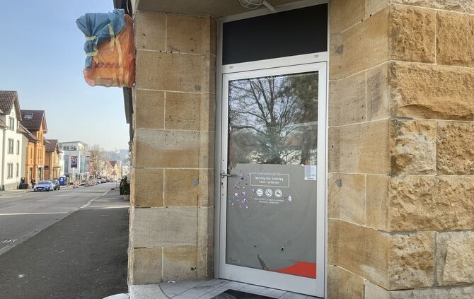 Das gelbe Post/DHL-Zeichen ist am angekündigten Eröffnungstag noch abgedeckt: Hier in der Bahnhofstraße 47 soll ein neuer Kiosk