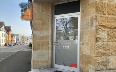 Das gelbe Post/DHL-Zeichen ist am angekündigten Eröffnungstag noch abgedeckt: Hier in der Bahnhofstraße 47 soll ein neuer Kiosk 