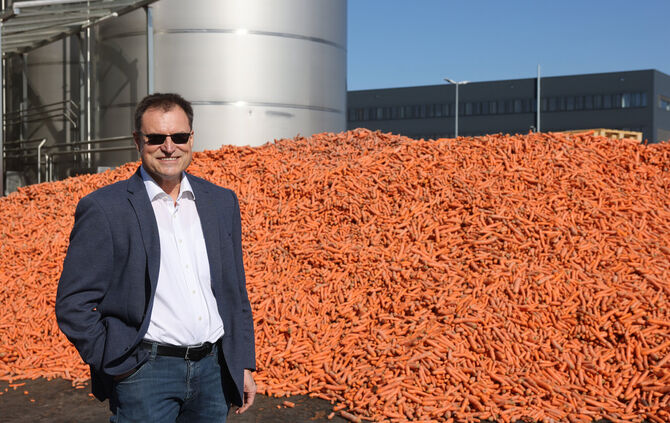 Andreas Biermeier, Geschäftsführer von Ernteband auf dem Gelände an der Marbacher Straße. Im Hintergrund sind die Karotten zu se