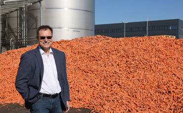 Andreas Biermeier, Geschäftsführer von Ernteband auf dem Gelände an der Marbacher Straße. Im Hintergrund sind die Karotten zu se