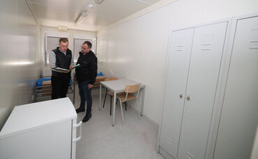 Steffen Blunck (links), Fachbereichsleiter Flüchtlingsunterbringung und -betreuung im Landratsamt, mit Immobilienmanager Andreas